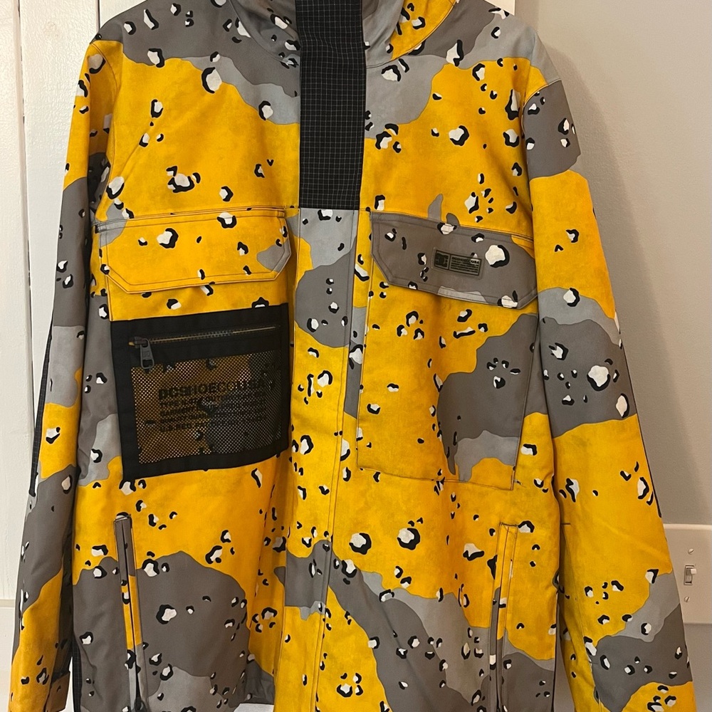DC Yellow and Gray Ski Jacket for Snowboard Adventures